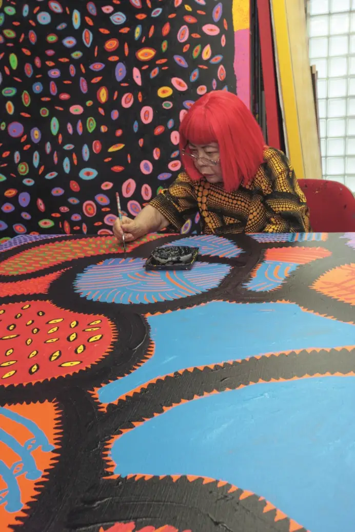 Yayoi Kusama working on my eternal soul del 2009.