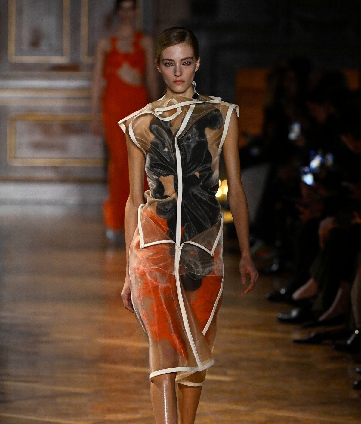 Un look Victoria Beckham fall-winter 2026/27 (ph Francesc Ten/MFF)