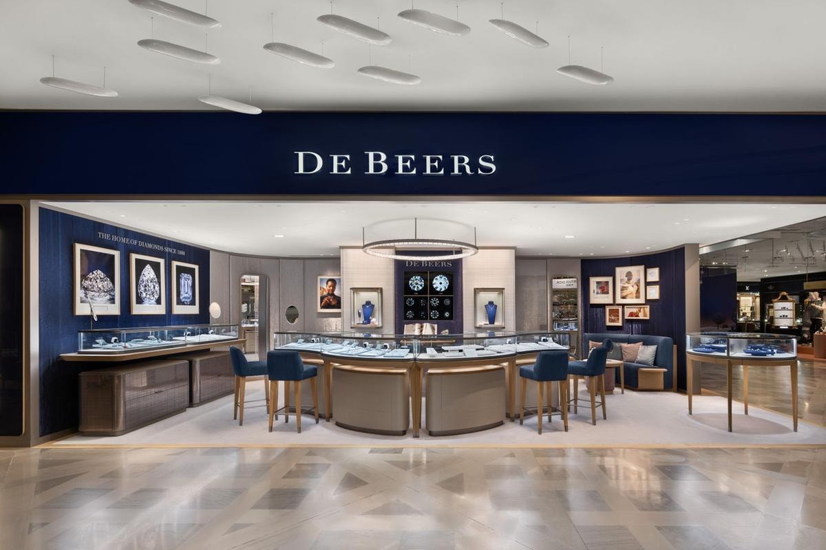 Lo store De Beers a Galerie Lafayette di Parigi (ph official website De Beers)