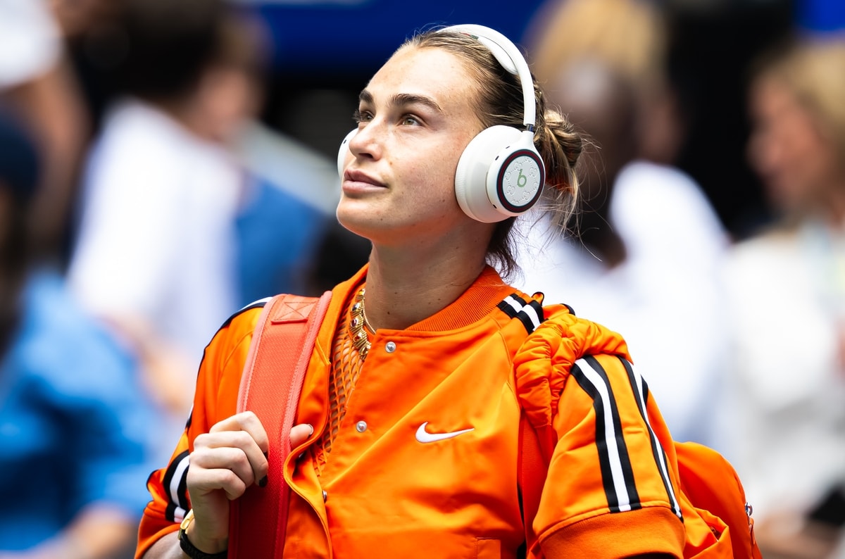 Aryna Sabalenka con i Beats headphones customizzati da Gucci durante gli US Open 2026 (courtesy Gucci)