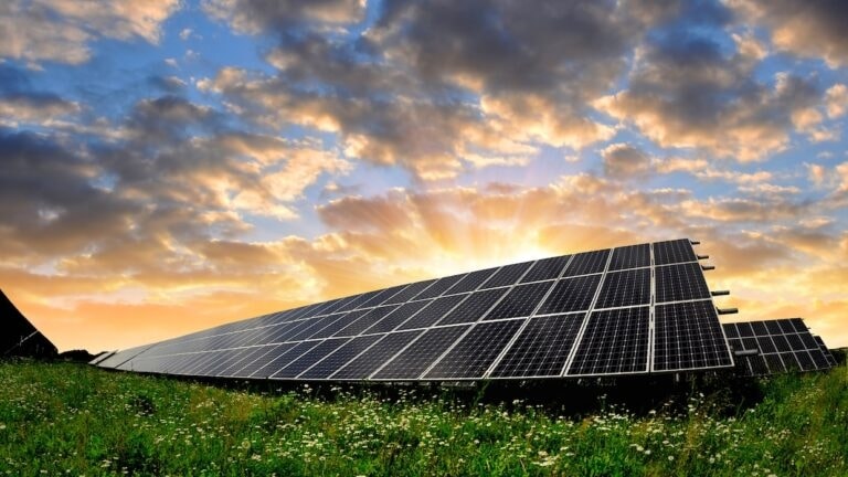 La Cina vuole andare a energia solare, storico sorpasso sul carbone: con il fotovoltaico produce già 1.200 miliardi di kW