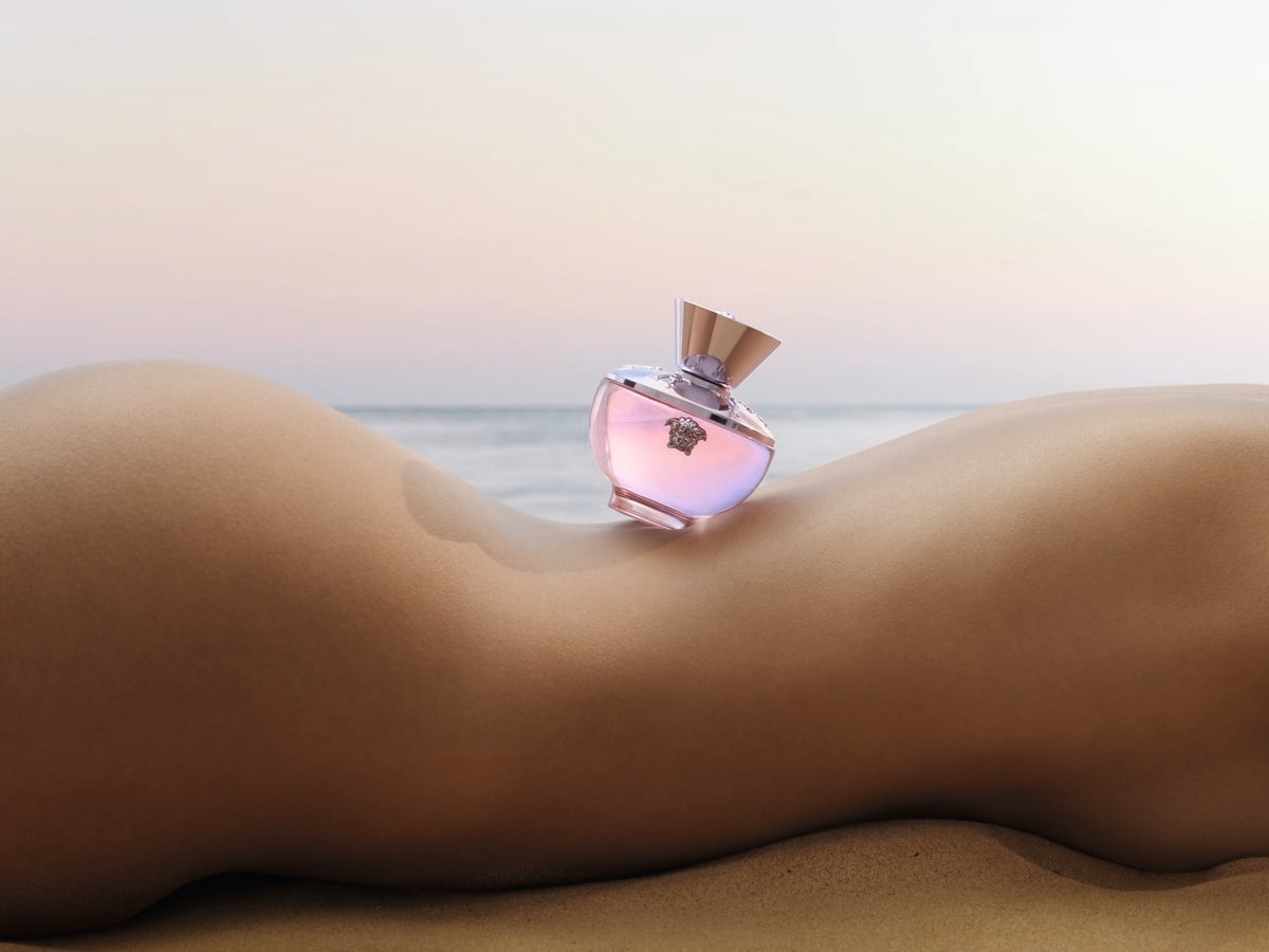 La campagna del nuovo Dylan blush pink di Versace (courtesy Versace)