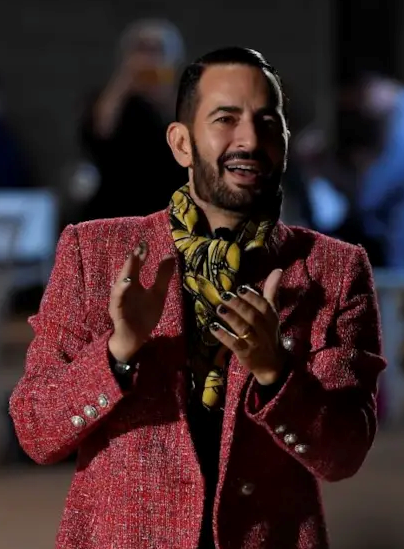 Marc Jacobs nel finale della sfilata spring-summer 2020 (ph Francesc Ten)