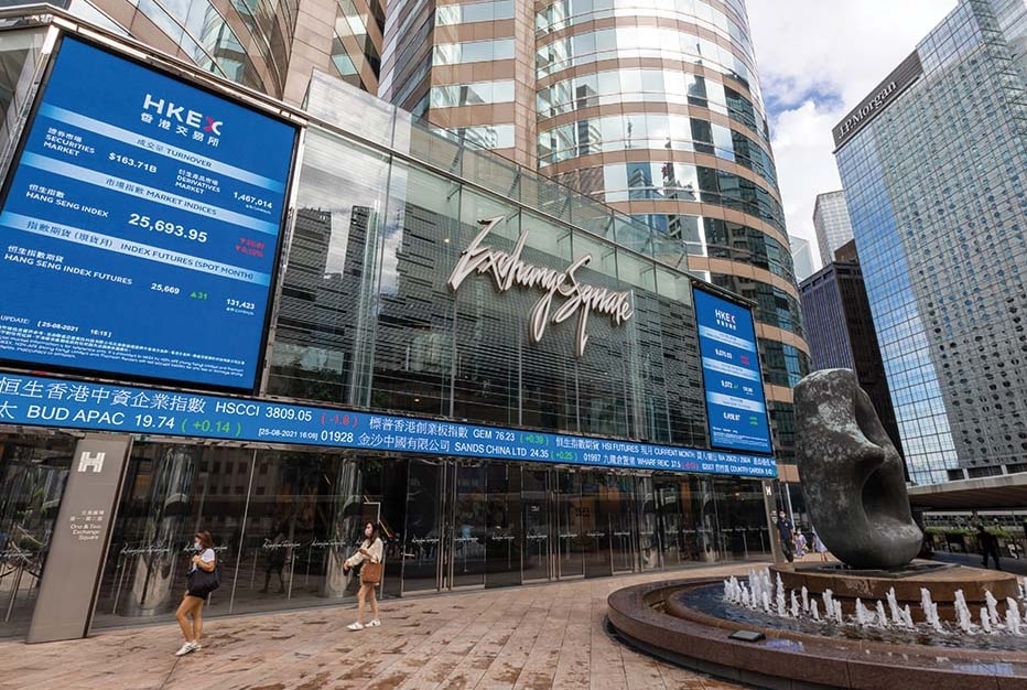 Una foto della piazza che ospita la borsa di Hong Kong (ph Hong Kong Tourism board official website)