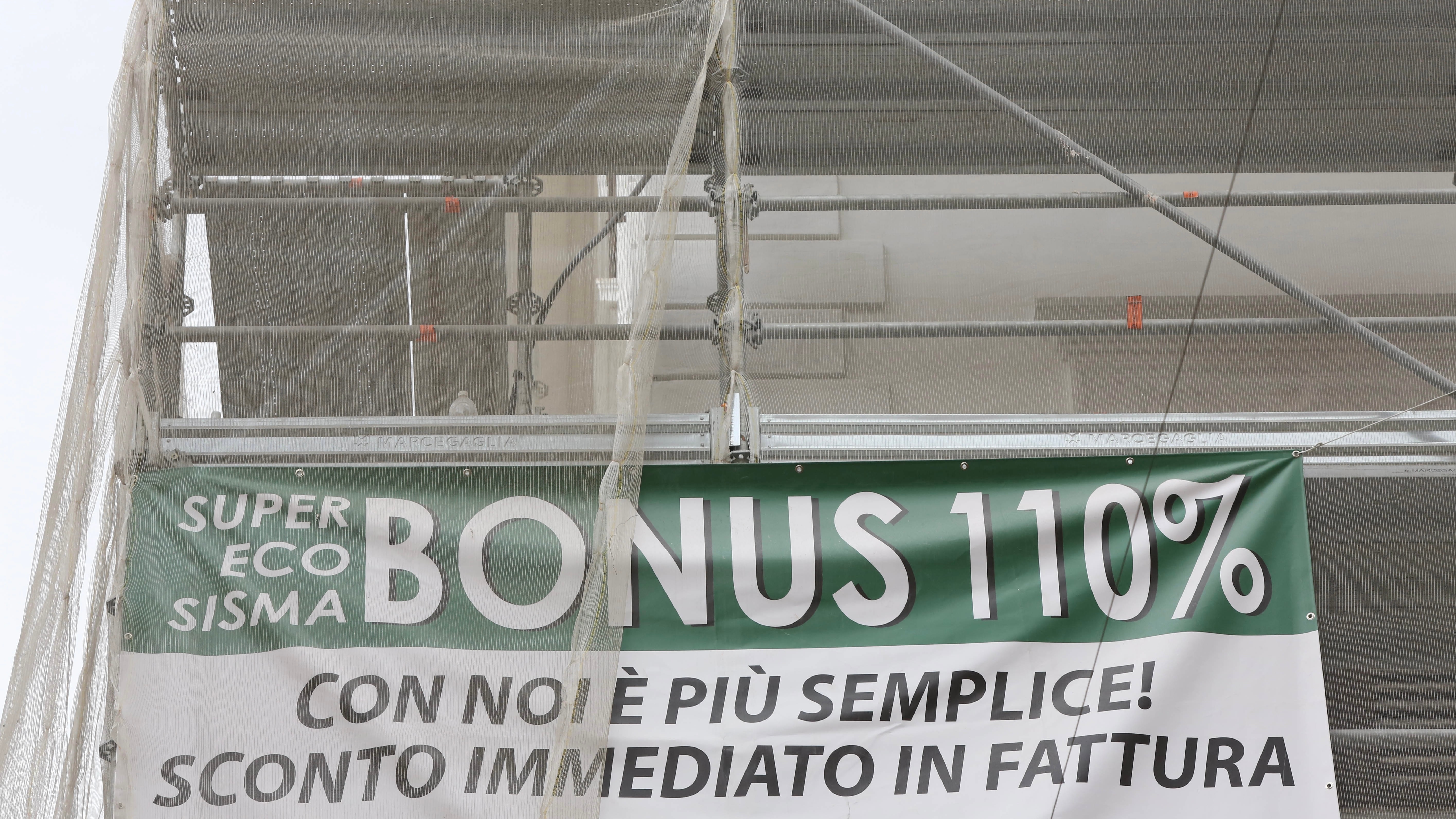 Così l'inflazione rema contro Superbonus 110% e bonus edilizi. Sicuri che lo sconto della fattura convenga ancora?