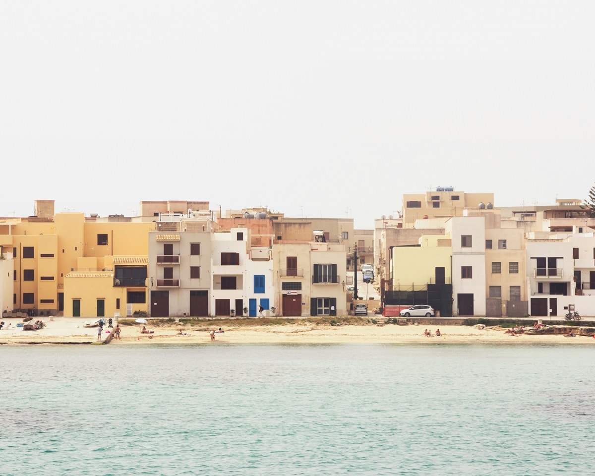 Casa al mare, quanto vale il mattone nelle isole maggiori. Le occasioni in Sicilia e Sardegna