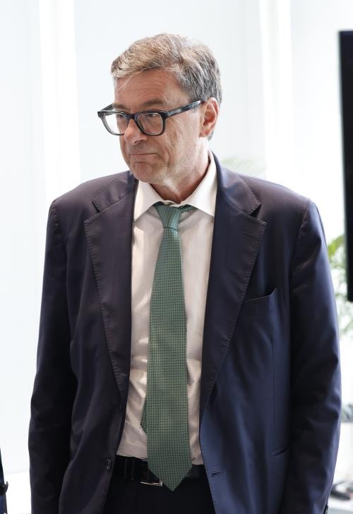 Giorgetti: Roma e Berlino pagano pi&ugrave; di tutti Hormuz