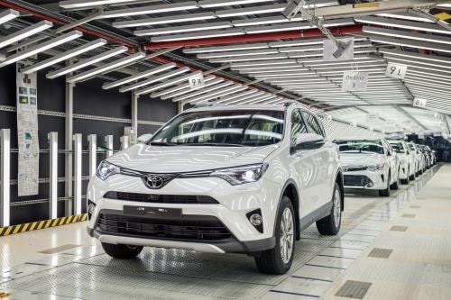 Toyota, stime alzate e buyback