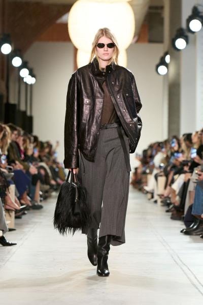 Capri holdings taglia la guidance per la debolezza di Michael Kors