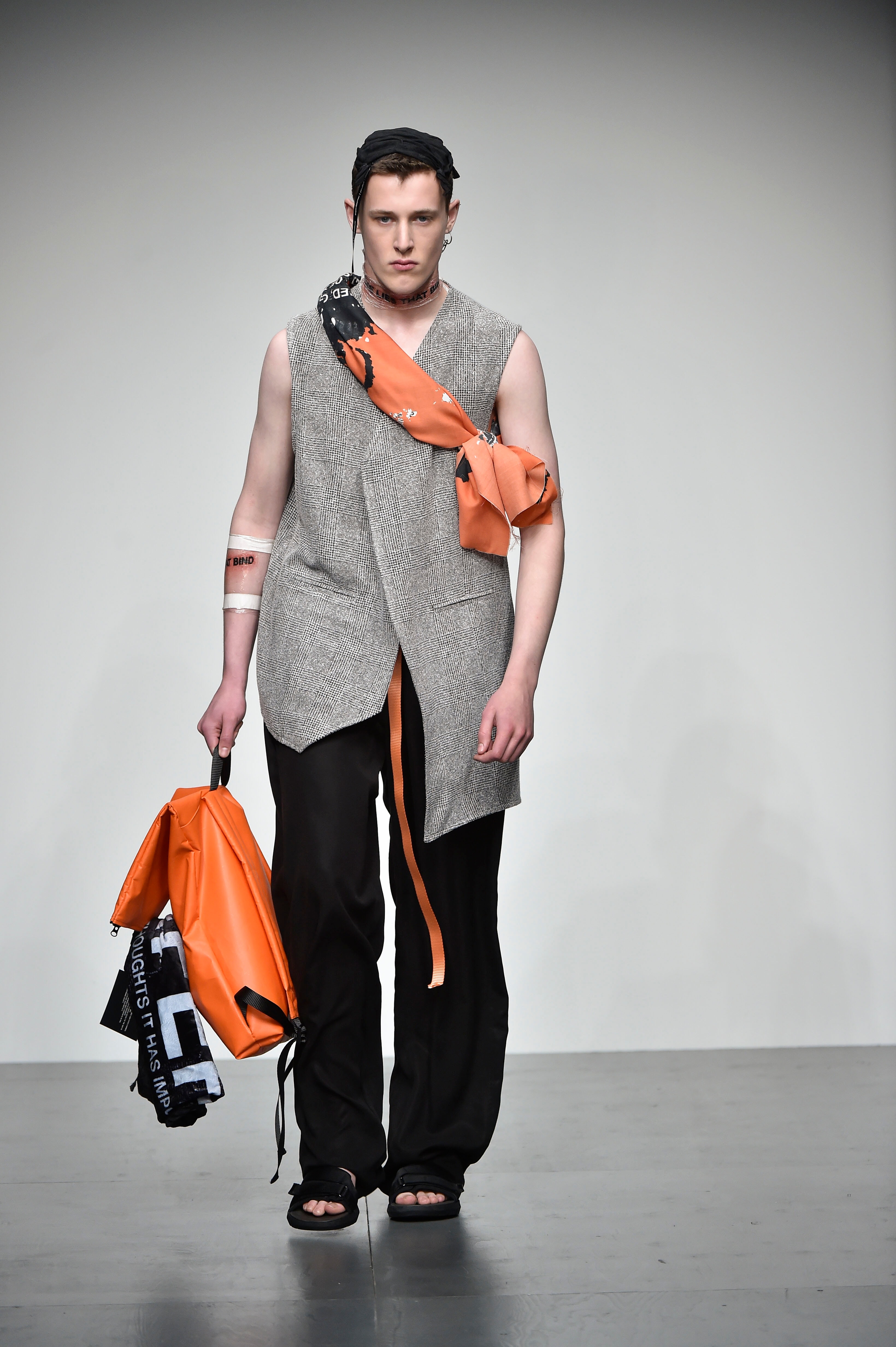 London Collections Men's Primavera/Estate 2018 Tourne de Transmission